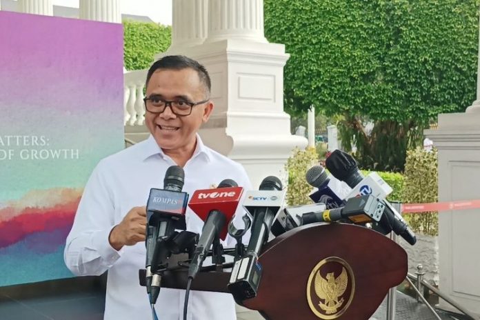 Menteri Pendayagunaan Aparatur Negara dan Reformasi Birokrasi Abdullah Azwar Anas menyampaikan keterangan pers di lingkungan Istana Kepresidenan Jakarta, Senin (12/6). (ANTARA/Gilang Galiartha).