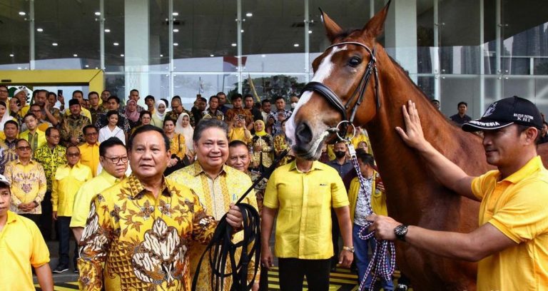 Kunjungi Golkar, Prabowo Dapat Hadiah Kuda dari Airlangga