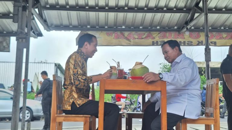 Jokowi dan Prabowo Mesra Makan Bakso Bareng Rombongan Artis di Magelang