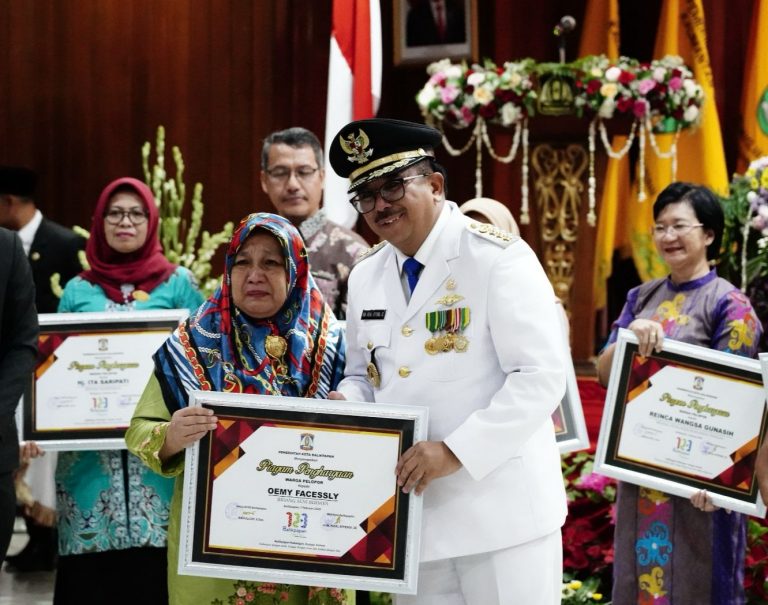 Ibu Oemy dan dr Meniek