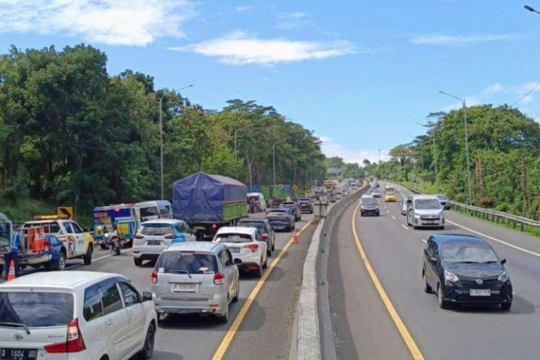 Lima Kendaraan Terlibat Kecelakaan Beruntun  di Tol Cipularang