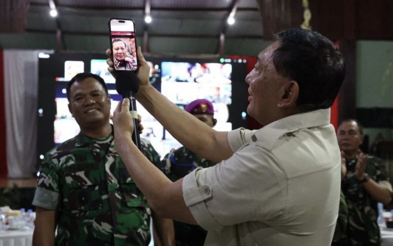 Presiden Prabowo Sapa Prajurit TNI di Papua Saat Tahun Baru 2025