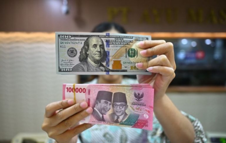 Rupiah Melemah Akibat Investor Antisipasi Kebijakan Trump