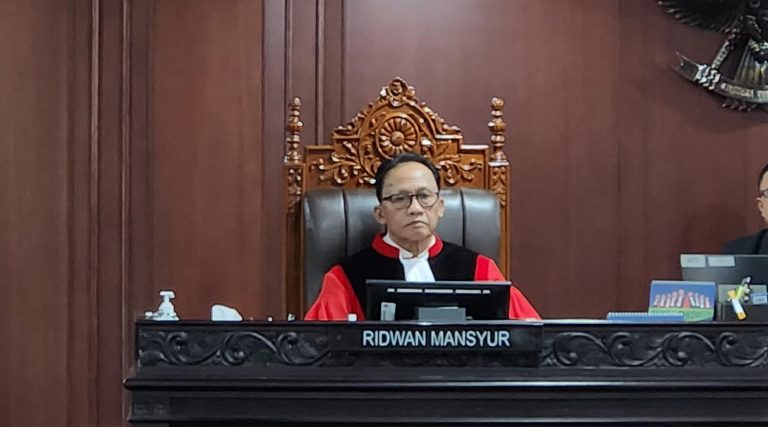 Hakim MK Ridwan Mansyur Kembali Bertugas Usai Diperiksa KPK