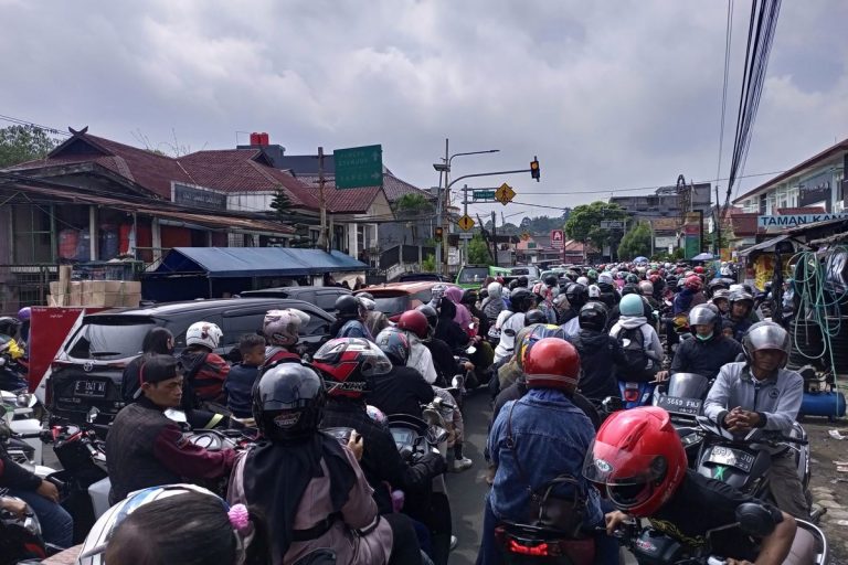 Macet Parah, Diberlakukan Sistem One Way di Jalur Puncak Menuju Jakarta