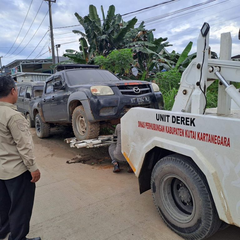 Dishub Kukar Tertibkan Parkir Liar, Dua Mobil Diderek ke Kantor