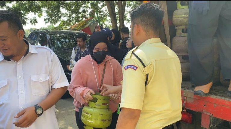 Disperindag Gelar Pasar Murah LPG 3 Kg, Puluhan Emak-Emak Rela Antre Sejak Pagi