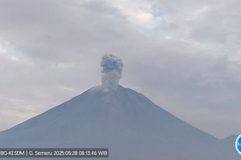 Gunung Semeru Erupsi Tiga Kali, Letusan Capai 1.200 Meter