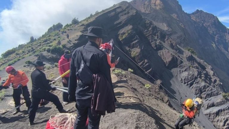 Tim SAR Temukan Wisatawan Asing yang Jatuh di Gunung Rinjani