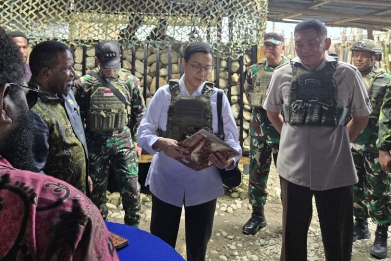 Menhan-Menkeu Tinjau Pos TNI di Nduga, Kenakan Rompi Anti Peluru