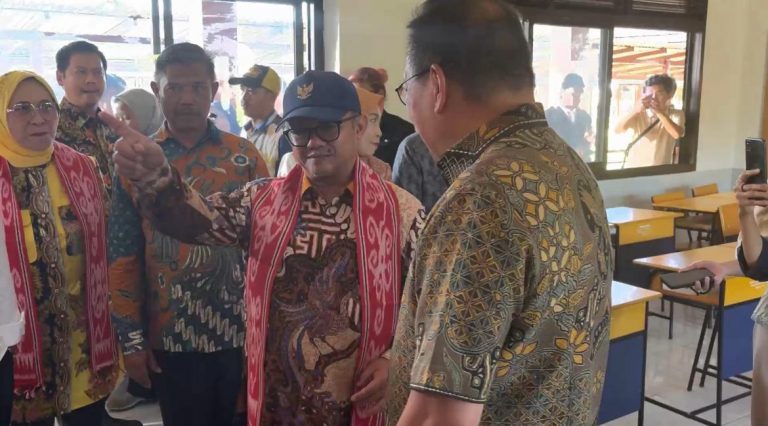 Menteri Dikdasmen Minta Fasilitas Ajar di SDN 020 Gunakan Smart Board Interactive