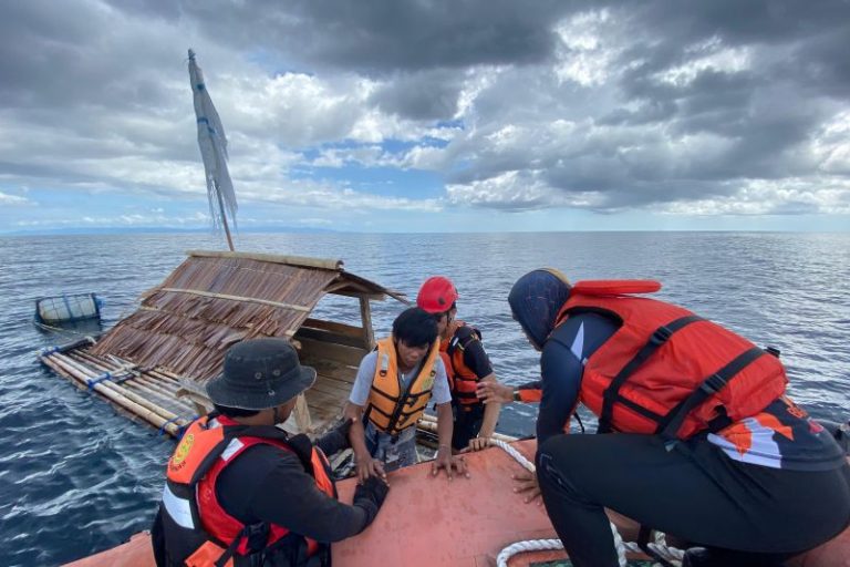 Tim SAR Evakuasi Penumpang Kapal yang Jatuh di Banggai Laut