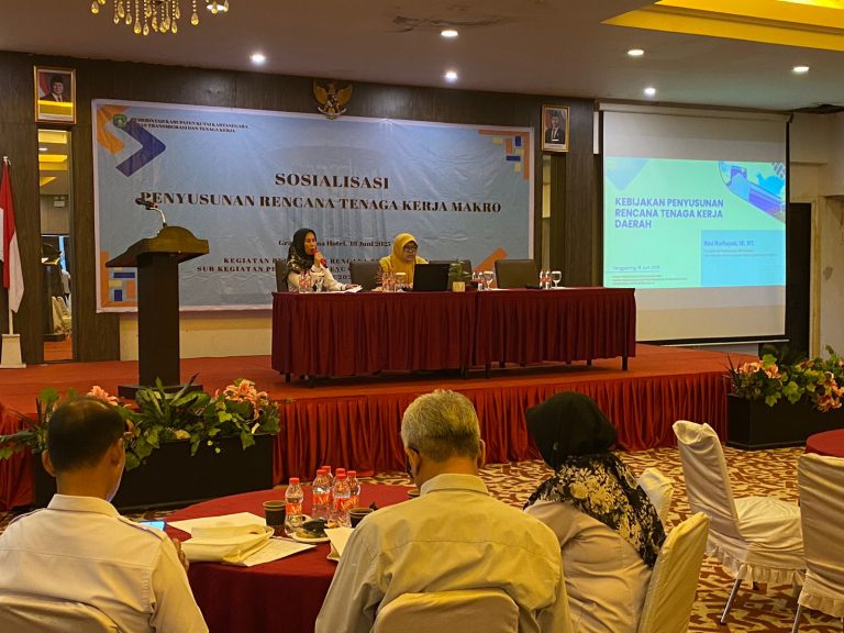 Buka Sosialisasi RTKD, Sekkab Kukar Ingatkan Pentingnya Perencanaan Tenaga Kerja Berbasis Data