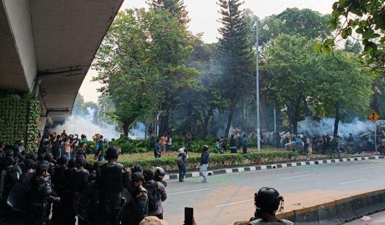 Polisi Tembakkan Gas Air Mata Bubarkan Massa Aksi di Sekitar Senayan