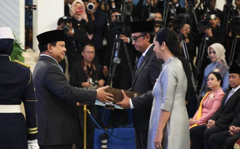 Presiden Prabowo Anugerahkan Bintang Republik Indonesia Utama untuk Jenderal Hoegeng