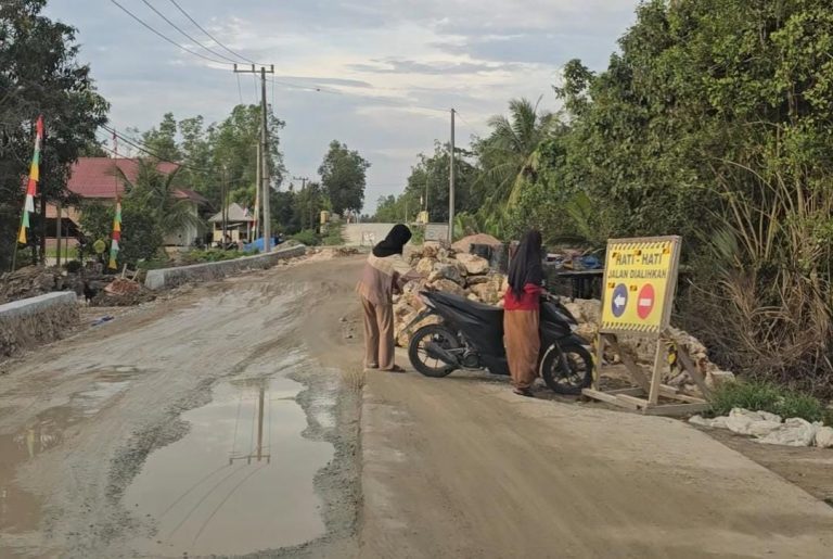 Potret Jalur Pesisir Samarinda–Bontang: Indah Pantainya, Rusak Jalannya