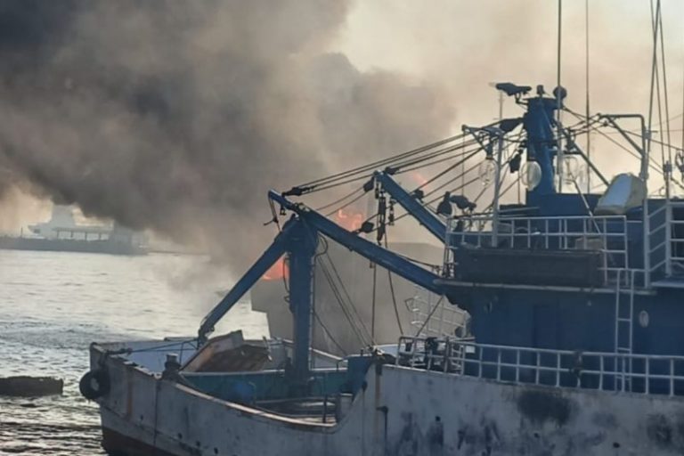 Kapal Terbakar di Perairan Muara Baru, Damkar Kerahkan Lima Unit Mobil