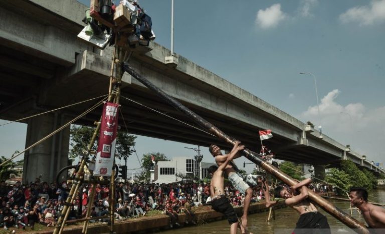 Panjat Pinang Kalimalang Jadi Ikon Pesta Rakyat 17 Agustus di Jakarta