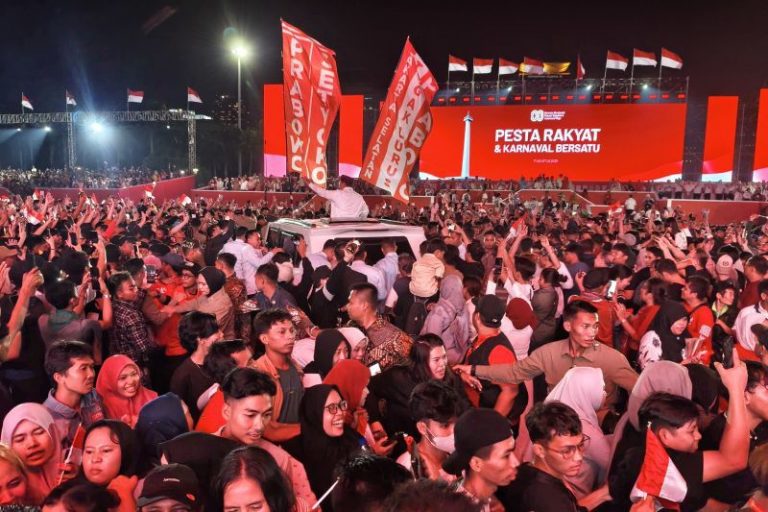 Prabowo Hadiri Pesta Rakyat HUT Ke-80 RI di Monas, Berbaur dengan Warga