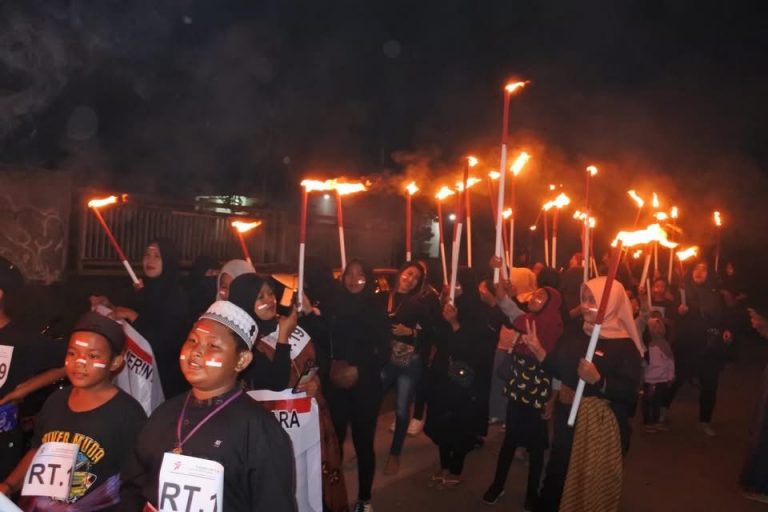 Warga Panji Tenggarong Rayakan HUT ke-80 RI dengan Tradisi Pawai Obor dan Tumpengan