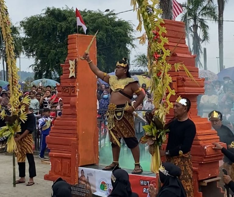 Kecamatan Anggana Tampilkan Teatrikal Sumpah Palapa di Pawai Pembangunan Kukar
