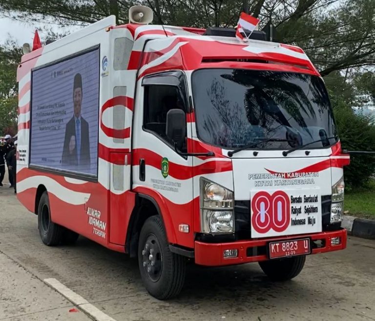 Diskominfo Kukar Gaungkan Keterbukaan Informasi dan Digitalisasi di Pawai Pembangunan HUT ke-80 RI