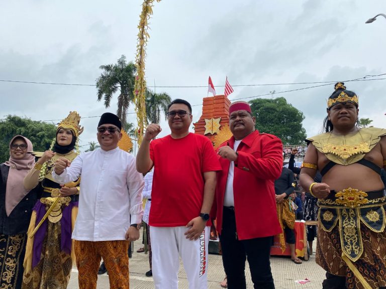 Ribuan Warga Kukar Tumpah Ruah di Pawai Pembangunan, Jalan Utama Berubah Lautan Merah Putih