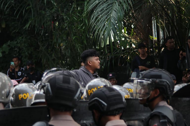 Ricuh di Depan DPR: Polisi Amankan 351 Orang, Termasuk Pelajar