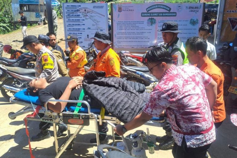 Pendaki Gunung Slamet Dievakuasi Tim SAR karena Hipotermia