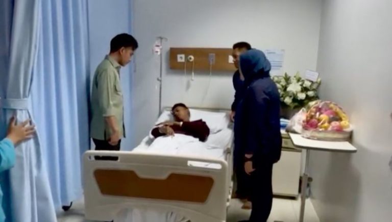 Wapres Gibran Jenguk Korban Bentrok Massa dan Polisi di RSCM dan RS Pelni