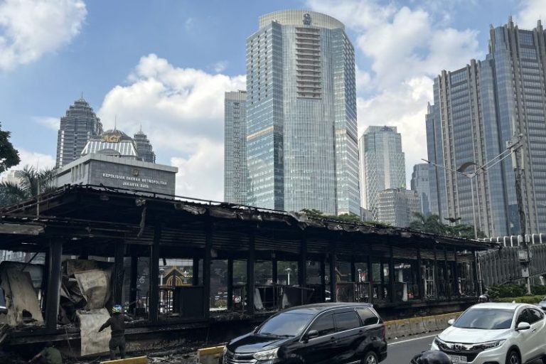 Tujuh Halte Terbakar, Transjakarta Hentikan Seluruh Layanan Sementara
