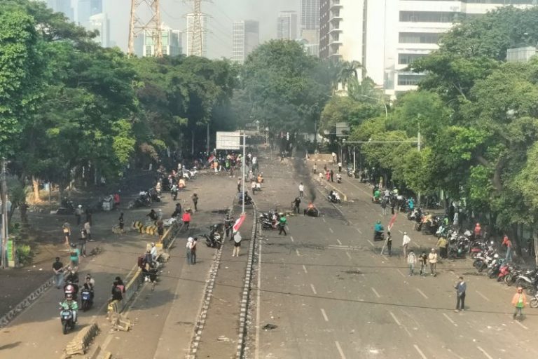 Jalan Kramat Kwitang Masih Ditutup, Sisa Kerusuhan Massa Demo Brimob Terlihat