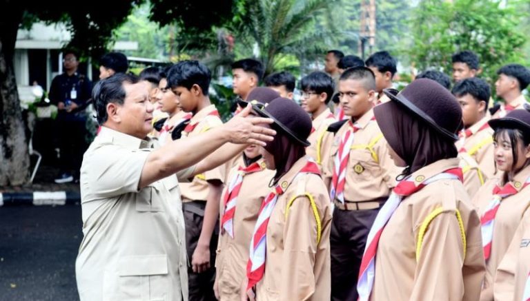 Kunjungi Sekolah Rakyat, Presiden Prabowo Beri Motivasi ke Siswa