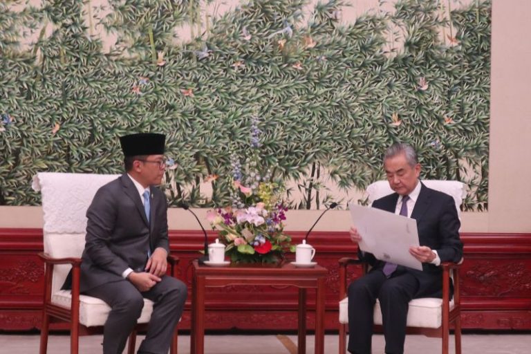 Prabowo Batal Hadiri KTT SCO, Menlu Sugiono Serahkan Surat ke Wang Yi
