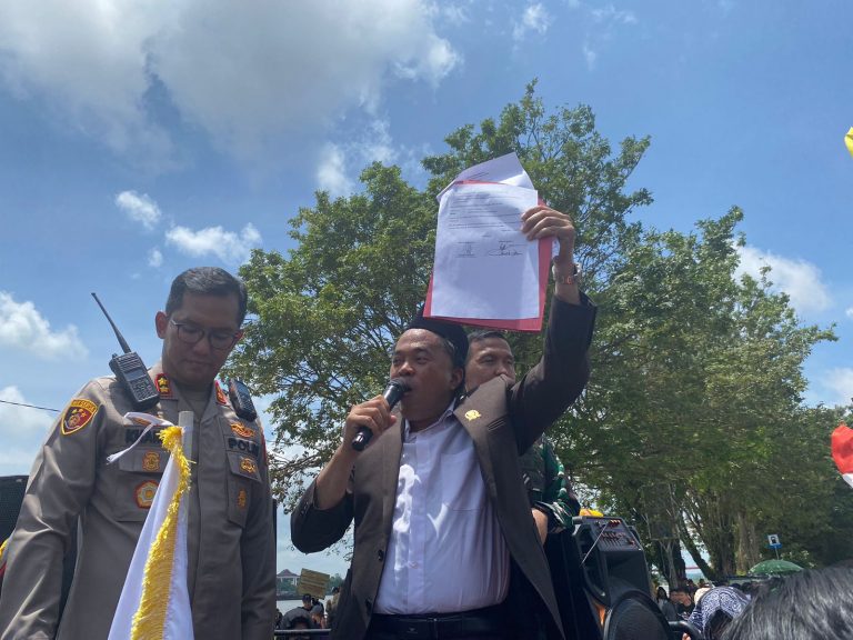Ahmad Yani Turun Temui Demonstran, Aksi di DPRD Kukar Berakhir Kondusif