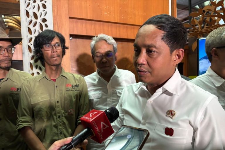Foto Meja Domino Viral, Menhut Pastikan Tak Kenal Eks Tersangka Azis Wellang