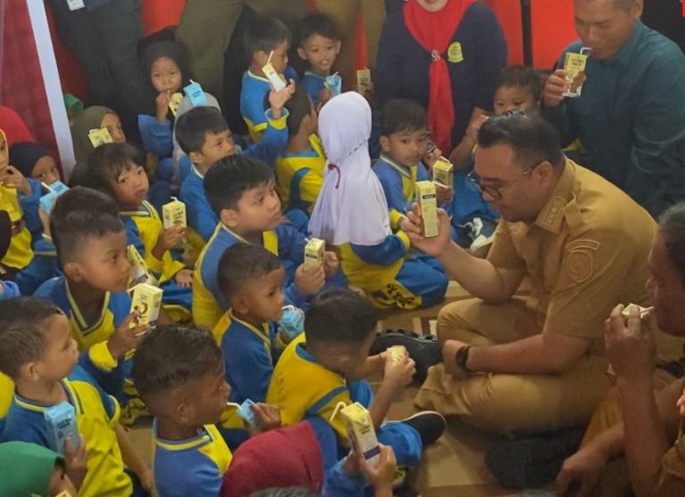Bupati Kukar Aulia Basri Luncurkan Gerakan Minum Susu, Wujudkan Program MBG Plus