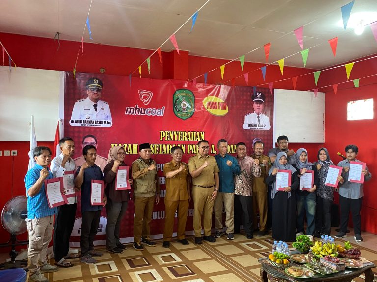 Pemkab Kukar Dorong Pendidikan Kesetaraan, Bupati Serahkan 102 Ijazah di PKBM Pitri Karang Melenu