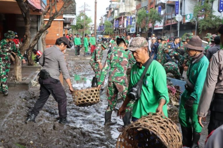 TNI AD Kerahkan 300 Personel Bantu Evakuasi Korban Banjir di Bali