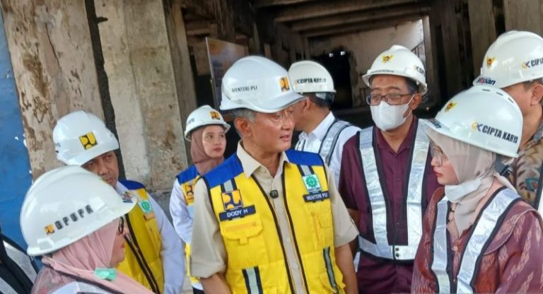 Menteri PU Tinjau Gedung DPRD Kota Kediri yang Dibakar Massa