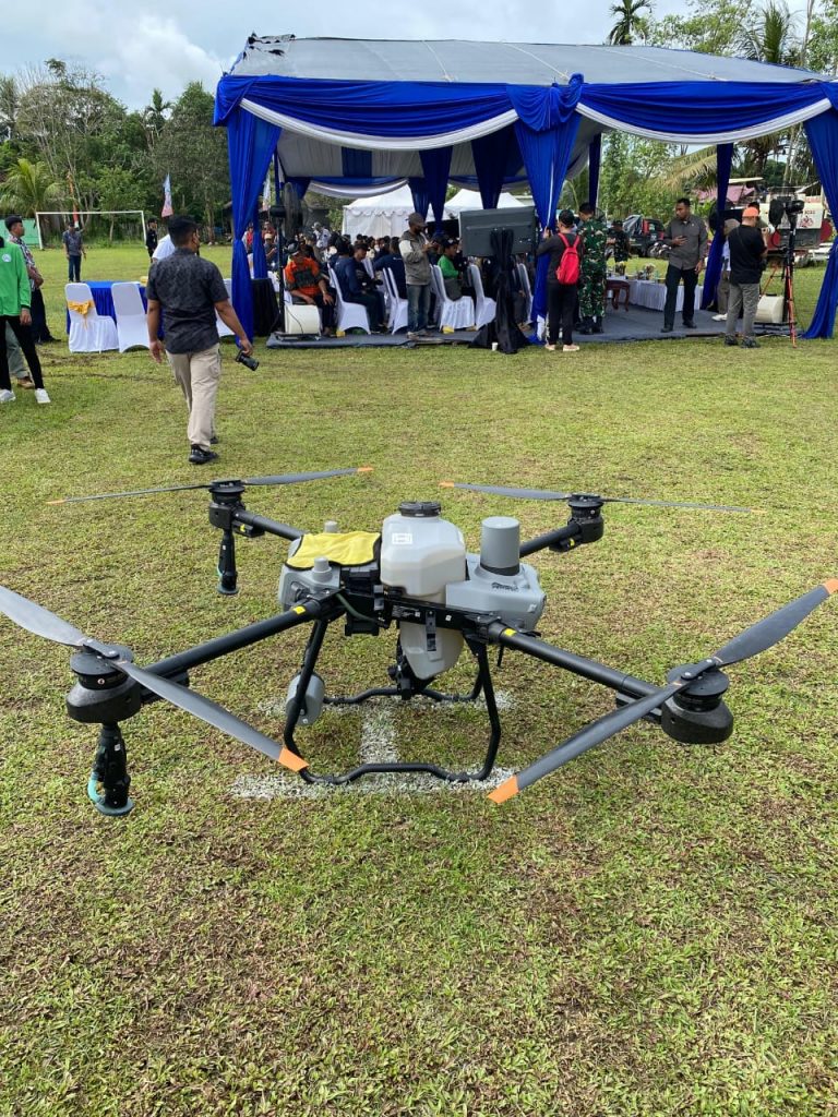 Penggunaan Drone Pertanian Gandakan Hasil Panen Padi, Petani Bukit Biru Makin Sejahtera