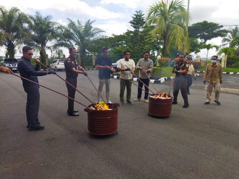 Kejari Kukar Musnahkan Barang Bukti 415 Gram Sabu dan 63 Butir Doble L dari Puluhan Perkara