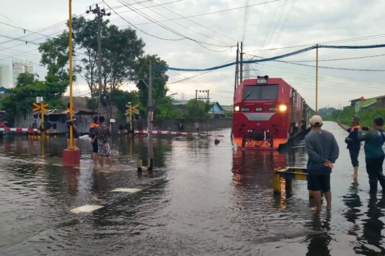 Jalur Kereta Terendam, Sejumlah Rute Lain di Daop 7 Madiun Dialihkan