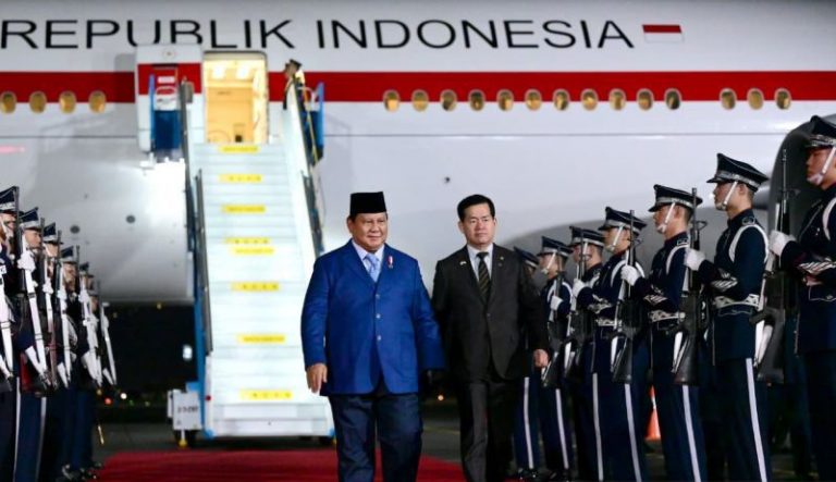 Presiden Prabowo Tiba di Busan untuk Hadiri KTT APEC 2025