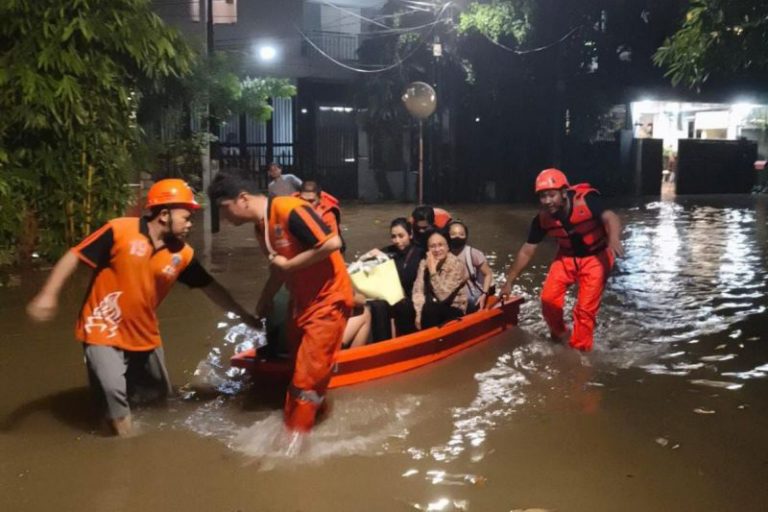Banjir Jakarta Selatan Masih Rendam 33 RT, Ketinggian Air Capai 1,5 Meter