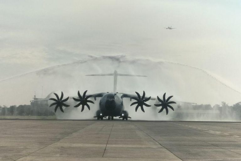Pesawat Angkut Raksasa A400M TNI AU Mendarat di Lanud Halim Perdana Kusuma