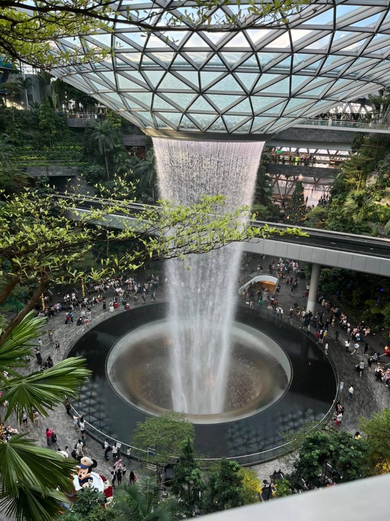 Backpacker Murah Bali–Singapura–Malaysia (3): Dari Kuil, Masjid, hingga Air Terjun Indoor Tertinggi di Dunia