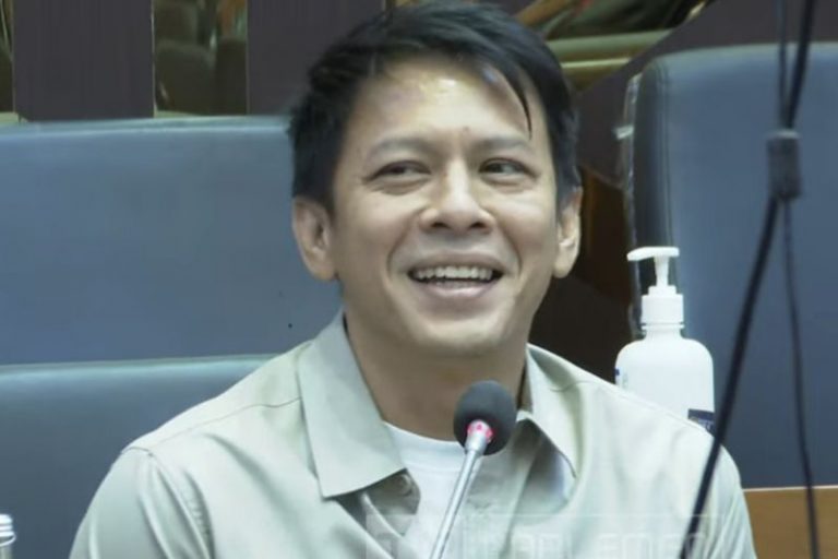 Ariel Noah Nyanyikan “Separuh Aku” di DPR, Cairkan Suasana Rapat RUU Hak Cipta