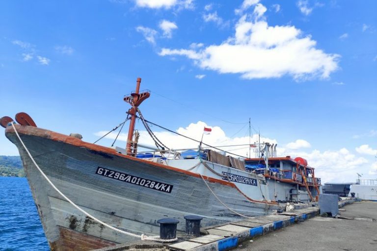 TNI AL Amankan KM Bangka Jaya 9 Pembawa 40 Ton Solar Ilegal di Perairan Buru