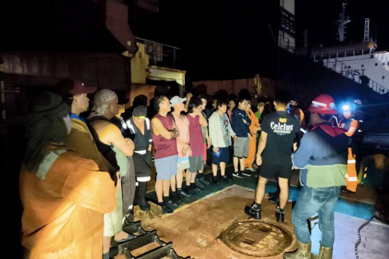 21 ABK KM BlueRay Selamat dari Kebakaran Kapal di Perairan Kotabaru